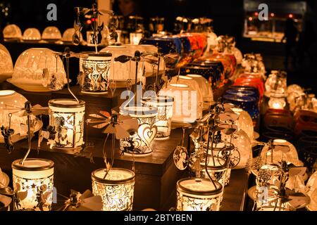 Weihnachtsdekorationen beleuchtete Lampen am Weihnachtsmarkt Stand bei Nacht im Rathaus, Wien, Österreich. Stockfoto