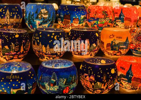 Weihnachtsdekorationen beleuchtete Lampen am Weihnachtsmarkt Stand bei Nacht im Rathaus, Wien, Österreich. Stockfoto