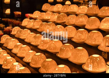 Weihnachtsdekorationen beleuchtete Lampen am Weihnachtsmarkt Stand bei Nacht im Rathaus, Wien, Österreich. Stockfoto