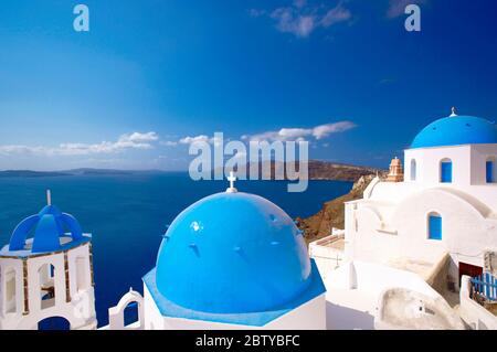 Erhöhte Ansicht der Ägäis von einer Spitze einer Kirche mit blauen Kuppeldächern, Santorini, Kykladen, griechische Inseln, Griechenland, Europa Stockfoto