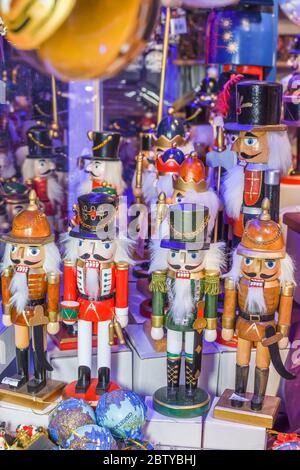 Armee von Nussknacker zum Verkauf während Weihnachtsfest Messe in Wien, Österreich. Traditionelle Holzstatue oder Soldat berühmten Spiel Ceaikovski. Deutsche St. Stockfoto