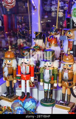Armee von Nussknacker zum Verkauf während Weihnachtsfest Messe in Wien, Österreich. Traditionelle Holzstatue oder Soldat berühmten Spiel Ceaikovski. Deutsche St. Stockfoto