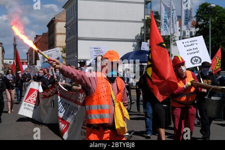 Leipzig, Deutschland. Mai 2020. Mitarbeiter der Schaudt Mikrosa GmbH demonstrieren im Stadtteil Plagwitz gegen die geplante Schließung ihres Werks mit 165 Arbeitsplätzen. Unterstützt werden sie laut IG Metall von Mitarbeitern verschiedener Leipziger Unternehmen, die in den letzten Jahren von Schließungsplänen betroffen waren. Quelle: Sebastian Willnow/dpa-Zentralbild/ZB/dpa/Alamy Live News Stockfoto