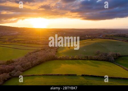 luftaufnahme durch Drohne der rollenden Landschaft bei Sonnenuntergang im Frühling, Devon, England, Vereinigtes Königreich, Europa Stockfoto