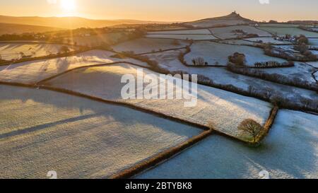 Blick per Drohne auf frostigen Winteraufbruch über Dartmoor Landschaft in der Nähe von Brentor, Devon, England, Großbritannien, Europa Stockfoto