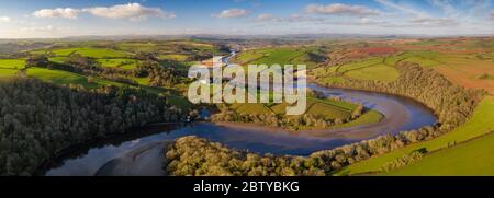 luftaufnahme durch Drohne des Flusses Dart mäandernd durch hügelige Landschaft, Devon, England, Vereinigtes Königreich, Europa Stockfoto