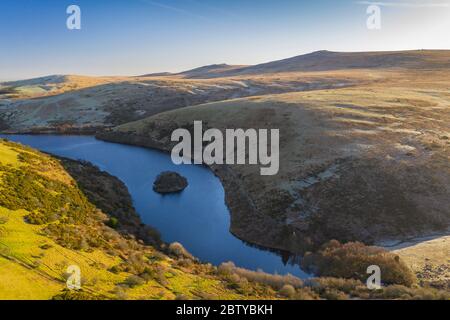 luftaufnahme mit Drohne im Winter über dem Meldon Reservoir auf Dartmoor, Devon, England, Großbritannien, Europa Stockfoto