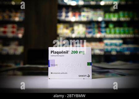 Paris, Frankreich. April 2020. Eine Schachtel Plaquenil (Hydroxychloroquin) ist in einer Drogerie in Paris, Frankreich, am 29. April 2020 zu sehen. Frankreich hat am Mittwoch die Verwendung des Malariamedikaments Hydroxychloroquin zur Behandlung von Patienten verboten, die an schweren Formen von COVID-19, der durch das neuartige Coronavirus verursachten Krankheit, leiden. Kredit: Aurelien Morissard/Xinhua/Alamy Live News Stockfoto