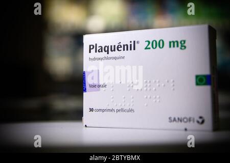 Paris, Frankreich. April 2020. Eine Schachtel Plaquenil (Hydroxychloroquin) ist in einer Drogerie in Paris, Frankreich, am 29. April 2020 zu sehen. Frankreich hat am Mittwoch die Verwendung des Malariamedikaments Hydroxychloroquin zur Behandlung von Patienten verboten, die an schweren Formen von COVID-19, der durch das neuartige Coronavirus verursachten Krankheit, leiden. Kredit: Aurelien Morissard/Xinhua/Alamy Live News Stockfoto