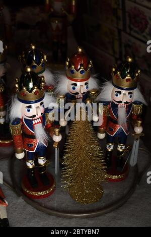 Armee von Nussknacker zum Verkauf während Weihnachtsfest Messe in Wien, Österreich. Traditionelle Holzstatue oder Soldat berühmten Spiel Ceaikovski. Deutsche St. Stockfoto