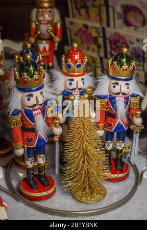 Armee von Nussknacker zum Verkauf während Weihnachtsfest Messe in Wien, Österreich. Traditionelle Holzstatue oder Soldat berühmten Spiel Ceaikovski. Deutsche St. Stockfoto