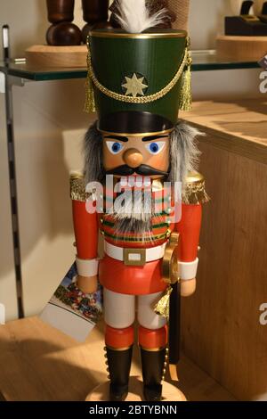 Armee von Nussknacker zum Verkauf während Weihnachtsfest Messe in Wien, Österreich. Traditionelle Holzstatue oder Soldat berühmten Spiel Ceaikovski. Deutsche St. Stockfoto
