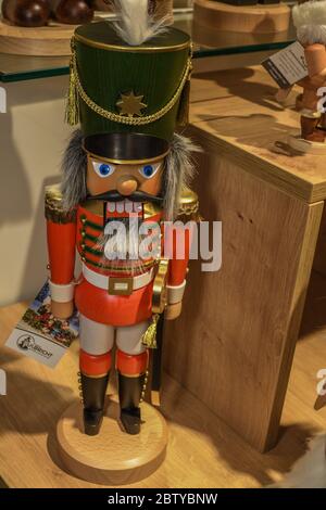 Armee von Nussknacker zum Verkauf während Weihnachtsfest Messe in Wien, Österreich. Traditionelle Holzstatue oder Soldat berühmten Spiel Ceaikovski. Deutsche St. Stockfoto