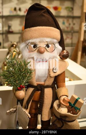 Armee von Nussknacker zum Verkauf während Weihnachtsfest Messe in Wien, Österreich. Traditionelle Holzstatue oder Soldat berühmten Spiel Ceaikovski. Deutsche St. Stockfoto