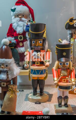 Armee von Nussknacker zum Verkauf während Weihnachtsfest Messe in Wien, Österreich. Traditionelle Holzstatue oder Soldat berühmten Spiel Ceaikovski. Deutsche St. Stockfoto