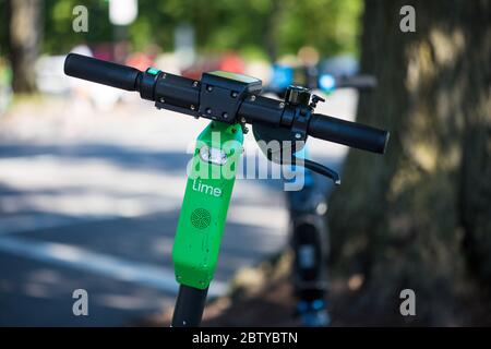 Washington, DC / USA - 25. Mai 2020: Während der COVID-19-Pandemie steht ein Lime Scooter auf der National Mall. Stockfoto