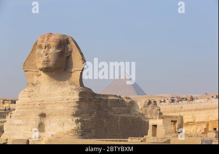 Die große Sphinx von Gizeh, Pyramide von Mycerinus im Hintergrund, UNESCO-Weltkulturerbe, Gizeh, Ägypten, Nordafrika, Afrika Stockfoto