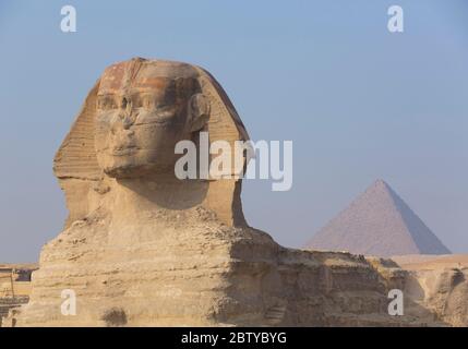 Die große Sphinx von Gizeh, Pyramide von Mycerinus im Hintergrund, große Pyramiden von Gizeh, UNESCO-Weltkulturerbe, Gizeh, Ägypten, Nordafrika, Afrika Stockfoto