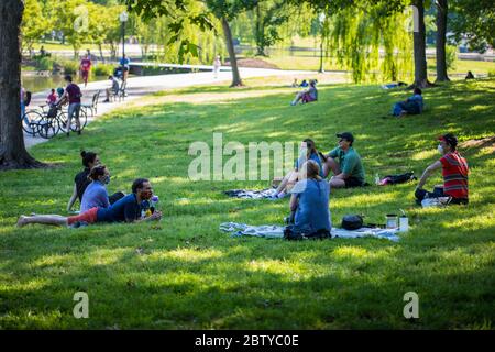 Washington, DC / USA - 25. Mai 2020: Viele Menschen besuchen die National Mall am Memorial Day, trotz der COVID-19-Pandemie. Stockfoto