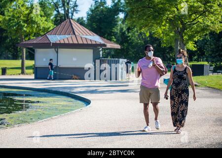 Washington, DC / USA - 25. Mai 2020: Viele Menschen besuchen die National Mall am Memorial Day, trotz der COVID-19-Pandemie. Stockfoto