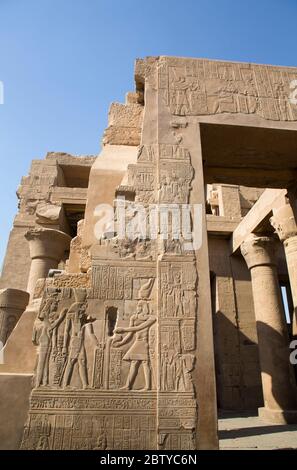 Wand mit Reliefs, Tempel von Sobek und Haroeris, Kom Ombo, Ägypten, Nordafrika, Afrika Stockfoto