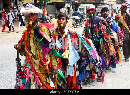 Adivasi Dorfbewohner feiern Holi durch Verkleiden in bunten Lumpen und besuchen andere Dörfer, Gujarat, Indien, Asien Stockfoto