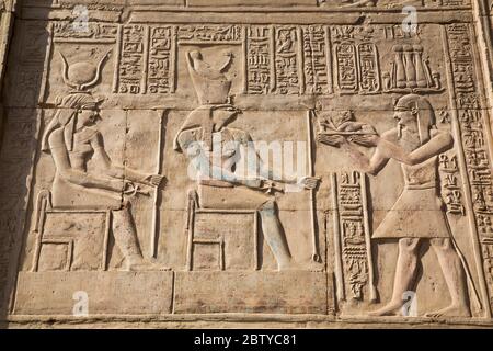 Götter Hathor links und Haroeris in der Mitte mit Pharao rechts, Wandreliefs, Tempel von Sobek und Haroeris, Kom Ombo, Ägypten, Nordafrika, Afrika Stockfoto