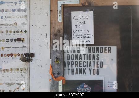 Washington, DC / USA - 25. Mai 2020: Viele Menschen besuchen die National Mall am Memorial Day, trotz der COVID-19-Pandemie. Stockfoto