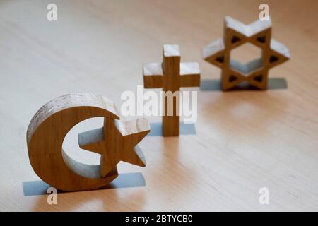 Christentum, Islam, Judentum, die drei monotheistischen Religionen in Symbolen des jüdischen Sterns, des christlichen Kreuzes und des islamischen Halbmondes, Frankreich, Europa Stockfoto