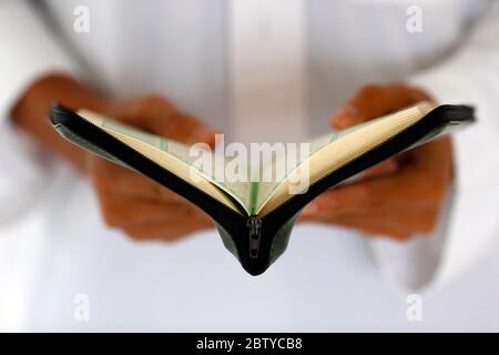 Muslimischer Mann, der einen arabischen Heiligen Koran (Koran) liest, Kep, Kambodscha, Indochina, Südostasien, Asien Stockfoto