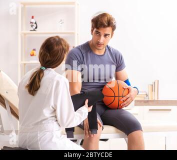 Der stattliche Basketballspieler besuchen Ärztin traumatologist Stockfoto