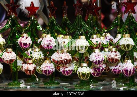 Weihnachtsschmuck auf dem Markt in Wien. Zu verkaufen auf Weihnachtsmarkt in Westeuropa, Wien, Österreich. Goldene Kugeln, Zwiebeln, Blasen, Dekoration Stockfoto