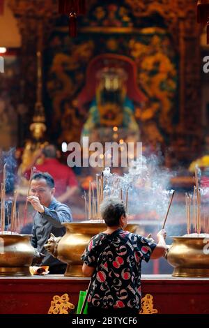 Chinesischer Mann, der Weihrauch verbrennt und für eine erfolgreiche Zukunft betet, Guan Di chinesischer taoistischer Tempel, Kuala Lumpur, Malaysia, Südostasien, Asien Stockfoto