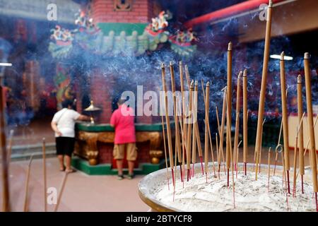 Räucherstäbchen brennen, Guan Di Chinese Taoist Temple, Kuala Lumpur, Malaysia, Südostasien, Asien Stockfoto