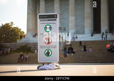 Washington, DC / USA - 25. Mai 2020: Viele Menschen besuchen die National Mall am Memorial Day, trotz der COVID-19-Pandemie. Stockfoto