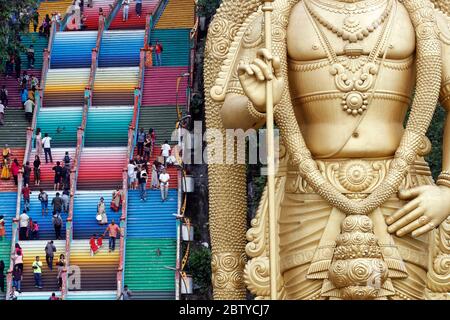 Eingang mit der riesigen Statue von Murugan, dem hinduistischen Gott des Krieges, Hindu Tempel und Schrein von Batu Höhlen, Kuala Lumpur, Malaysia, Südostasien, Asien Stockfoto