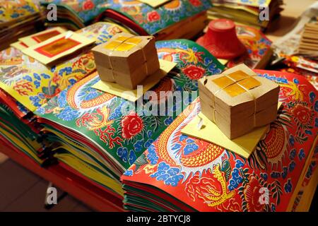 Opfergaben, die in Öfen verbrannt werden, Guan Di Chinese Taoist Temple, Kuala Lumpur, Malaysia, Südostasien, Asien Stockfoto