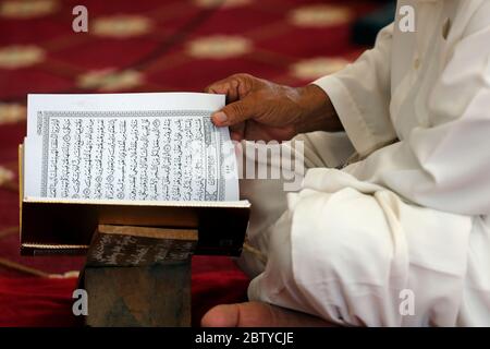 Muslimischer Mann, der einen arabischen Heiligen Koran (Koran) liest, Masjid Ar-Rohmah Moschee, Chau Doc, Vietnam, Indochina, Südostasien, Asien Stockfoto