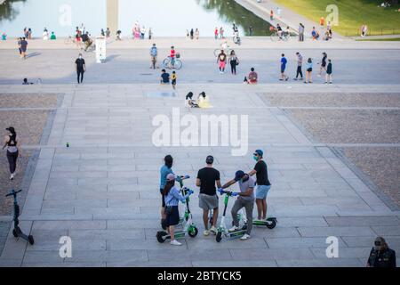 Washington, DC / USA - 25. Mai 2020: Viele Menschen besuchen die National Mall am Memorial Day, trotz der COVID-19-Pandemie. Stockfoto