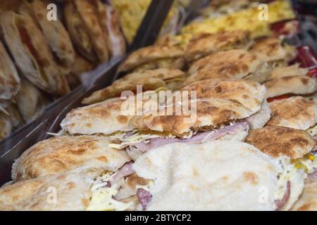 Auswahl an verschiedenen Sandwiches zum Verkauf auf der Theke Top Display, Schaufenster von Fast-Food-Mittagessen Streeet Food Festival Snack. Schinken, Käse, Brotburger Stockfoto