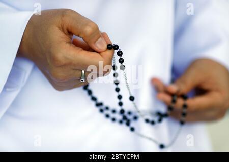 Nahaufnahme der Hände der Dominikanischen Nonne beten die Rosenkranz, Vietnam, Indochina, Südostasien, Asien Stockfoto