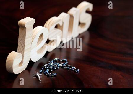 Holzbuchstaben, die das Wort JESUS und Rosenkranz, christliches Symbol, Vietnam, Indochina, Südostasien, Asien Stockfoto