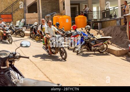 BALI, INDONESIEN - 30. November 2019: Straßenverkehr auf Bali. Günstige Variante des Taxis für Touristen. Bali, Indonesien. Stockfoto