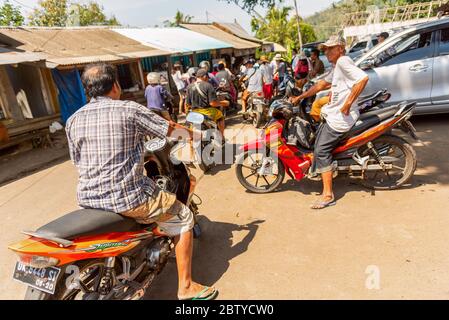 BALI, INDONESIEN - 30. November 2019: Straßenverkehr auf Bali. Viele Motorräder warten an der Kreuzung. Bali, Indonesien. Stockfoto