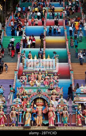 Eingang durch die bunte Treppe des Hindu-Tempels und Schrein der Batu-Höhlen, Kuala Lumpur, Malaysia, Südostasien, Asien Stockfoto
