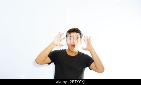 Junge hispanische asiatische Mann über isoliert weißen Hintergrund Angst und schockiert mit überraschenden Ausdruck, Angst und aufgeregt Gesicht. Stockfoto