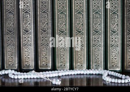 Heilige Bücher des Korans und islamische Gebetskette (Misbaha), Putra Moschee (Masjid Putra), Putrajaya, Malaysia, Südostasien, Asien Stockfoto