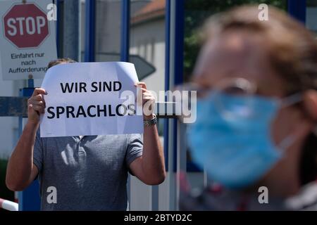 Leipzig, Deutschland. Mai 2020. Mitarbeiter der Schaudt Mikrosa GmbH demonstrieren unter anderem mit einem Plakat "Wir sind sprachlos" im Stadtteil Plagwitz gegen die Pläne, ihr Werk mit 165 Arbeitsplätzen zu schließen. Unterstützt werden sie laut IG Metall von Mitarbeitern verschiedener Leipziger Werke, die in den letzten Jahren von Schließungsplänen betroffen waren. Quelle: Sebastian Willnow/dpa-Zentralbild/ZB/dpa/Alamy Live News Stockfoto