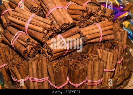 Ein Bündel Zimtstangen zum Verkauf auf der Theke Top auf dem Weihnachtsmarkt. Gesunde aromatische Gewürz in der Küche und Medizin, Aromatherapie verwendet Stockfoto