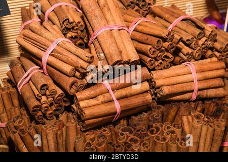 Ein Bündel Zimtstangen zum Verkauf auf der Theke Top auf dem Weihnachtsmarkt. Gesunde aromatische Gewürz in der Küche und Medizin, Aromatherapie verwendet Stockfoto